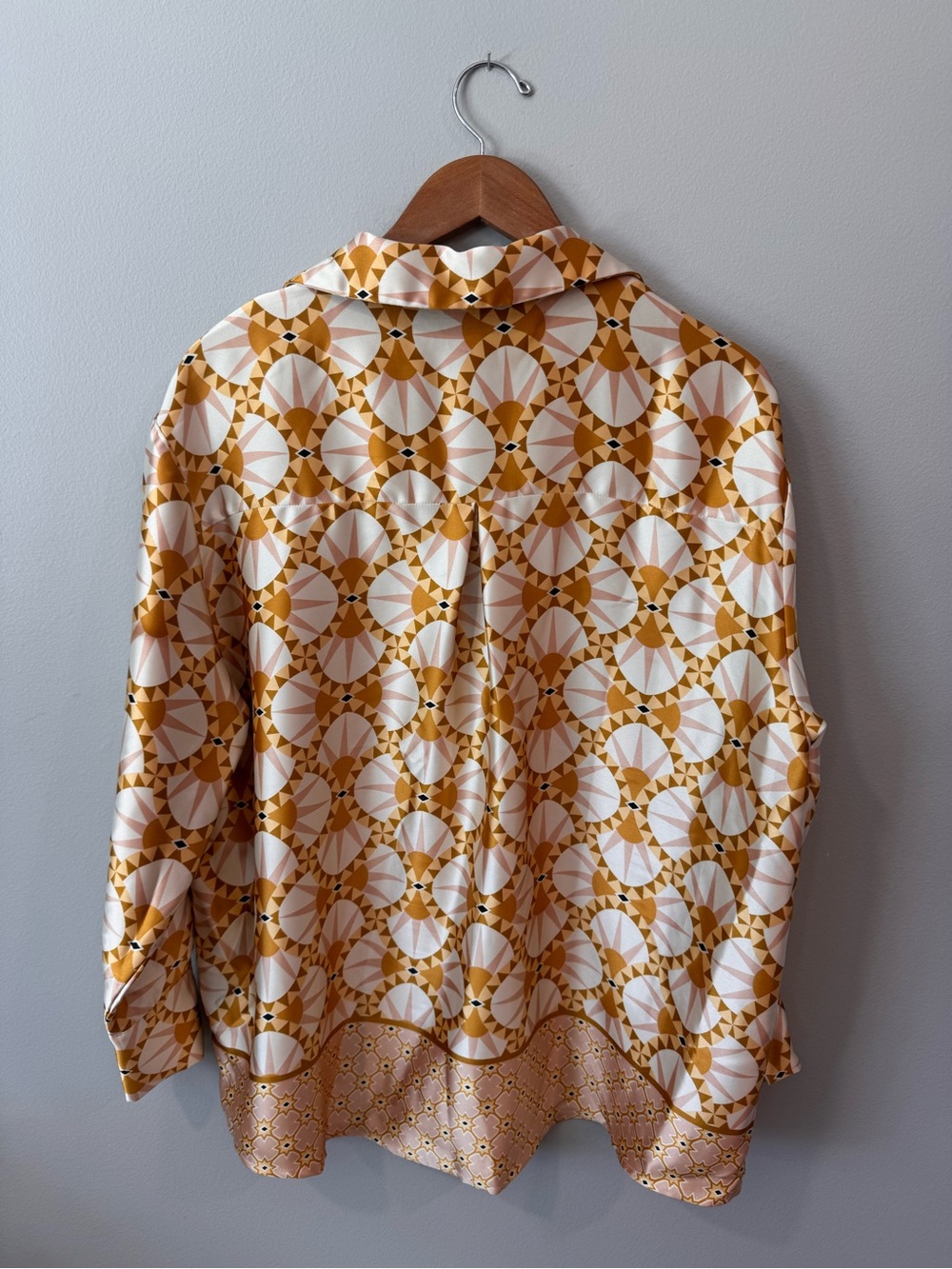 House of Harlow 1960 Geometric Print Button-Up Blouse in Mustard and Cream - Picture 4 of 7